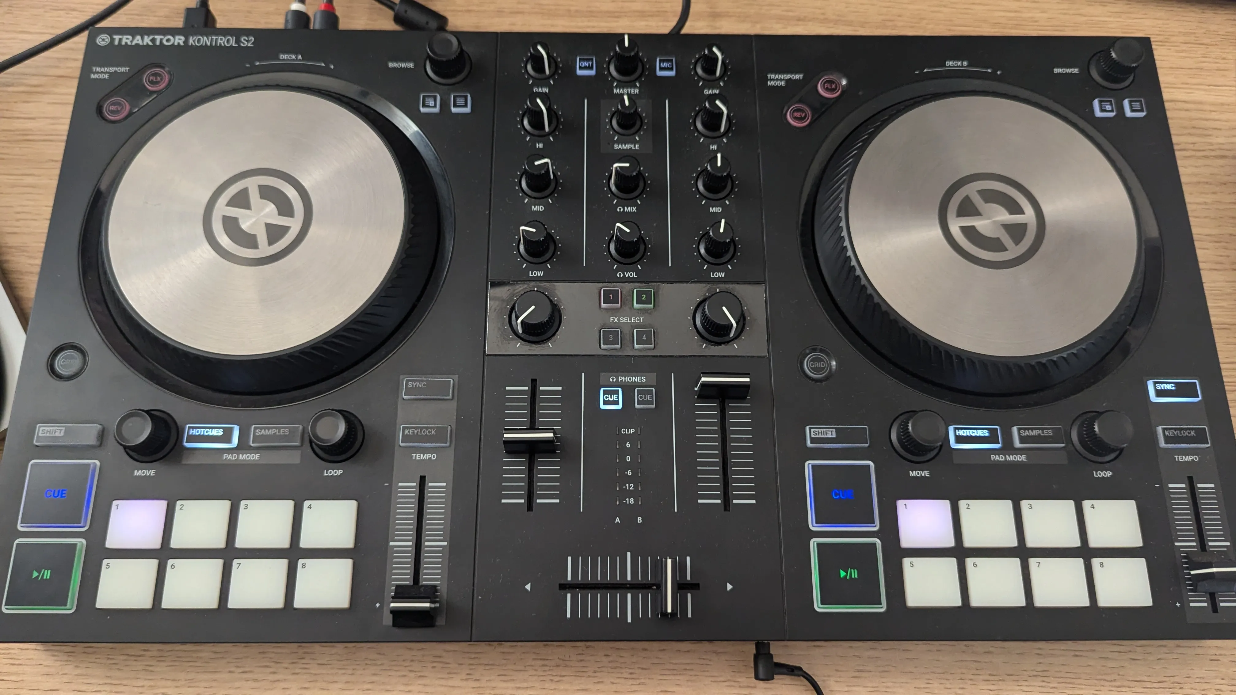 Traktor Kontrol S2 MK3の上面