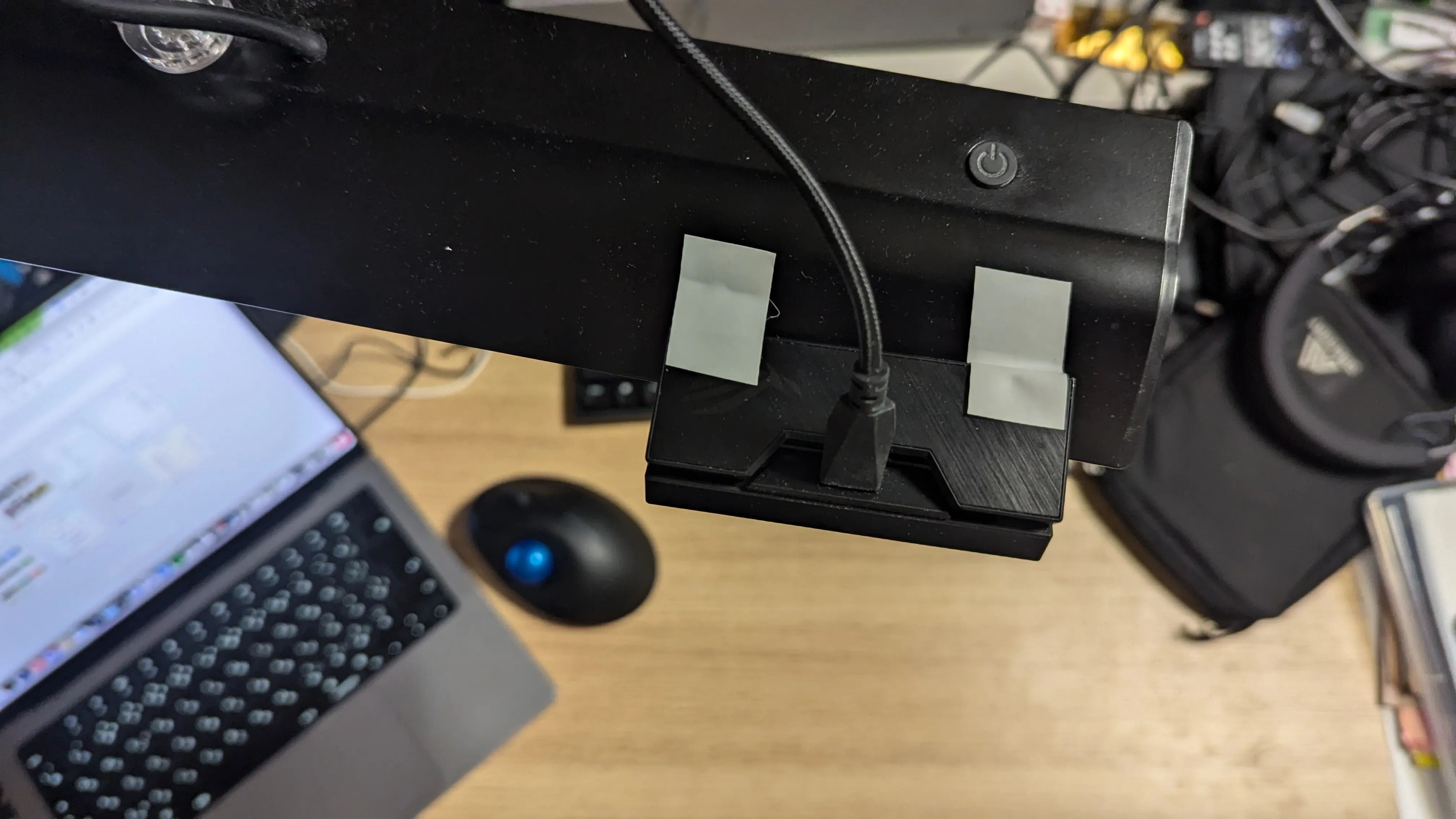 デスクライトでWebカメラを吊り下げる図